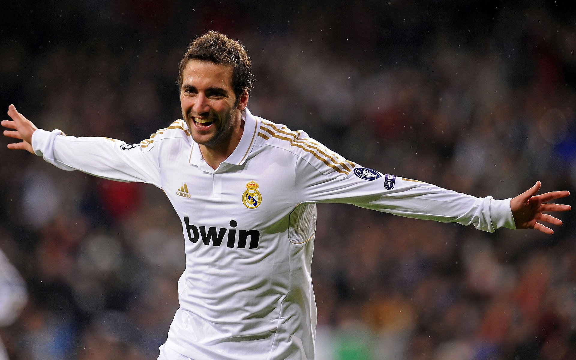 绿茵场与硬木地板的交响,当欧冠焦点战遇见骑士的横扫传奇